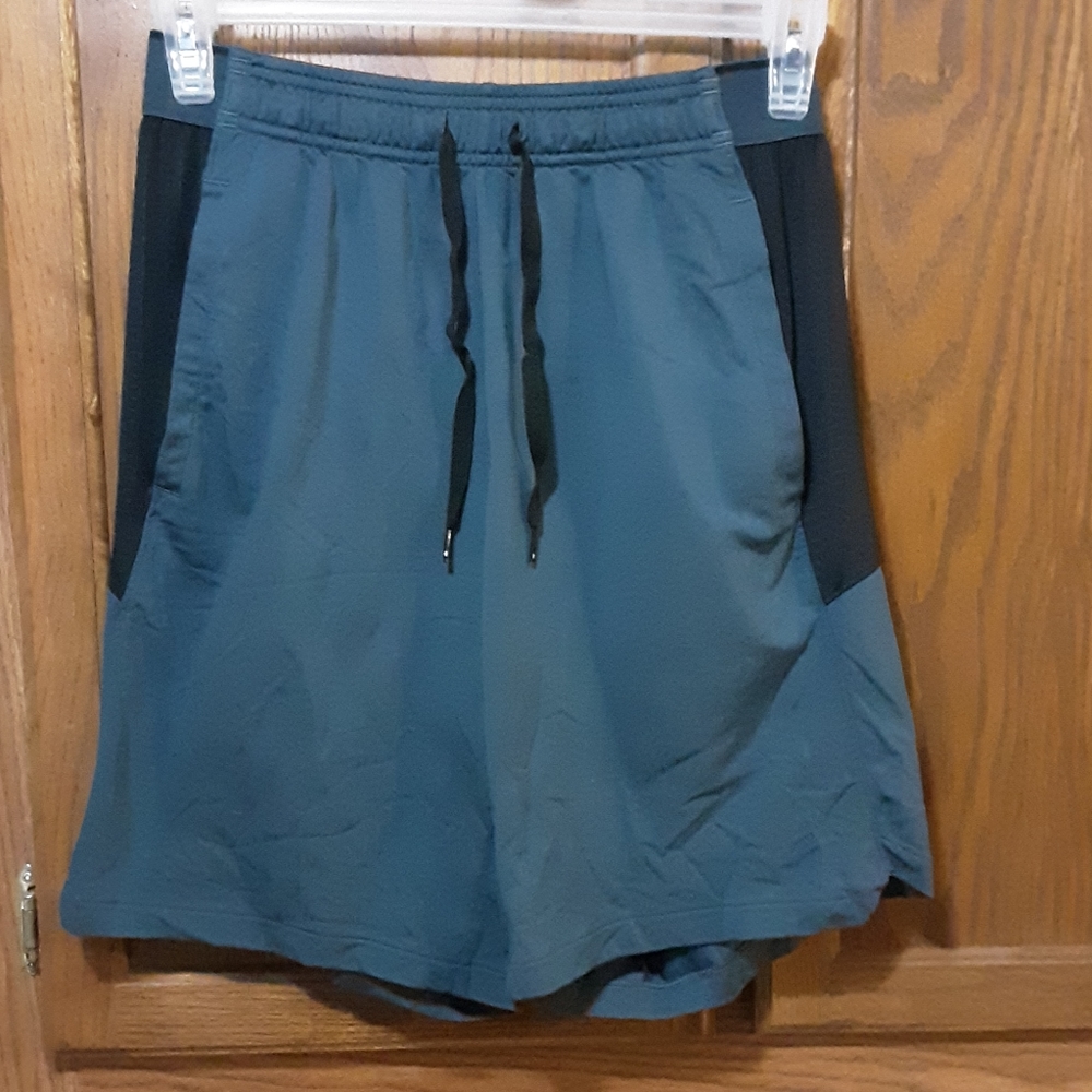 Under Armor Large shorts